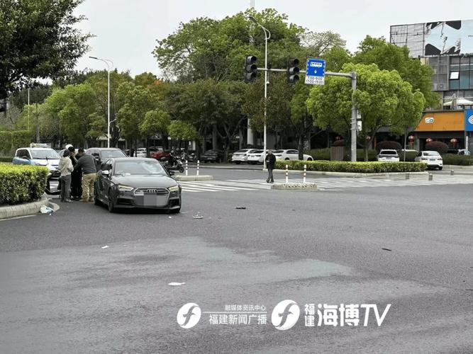 汽车在斑马线撞电动车