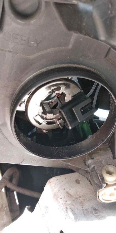 汽车大灯换LED灯泡