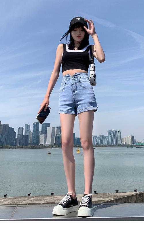 有氧周末牛仔短裤元享！天丝质感，舒服绵软，凉爽不沾身！显高显瘦，质混纺面料，超级轻薄，垂顺又丝滑，而且透气性很好！