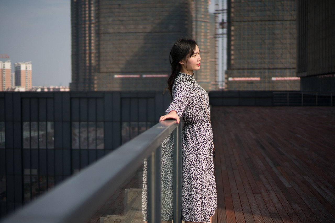 女孩街头徘徊痛哭疑遭性侵？真相揭晓，不实传闻的背后