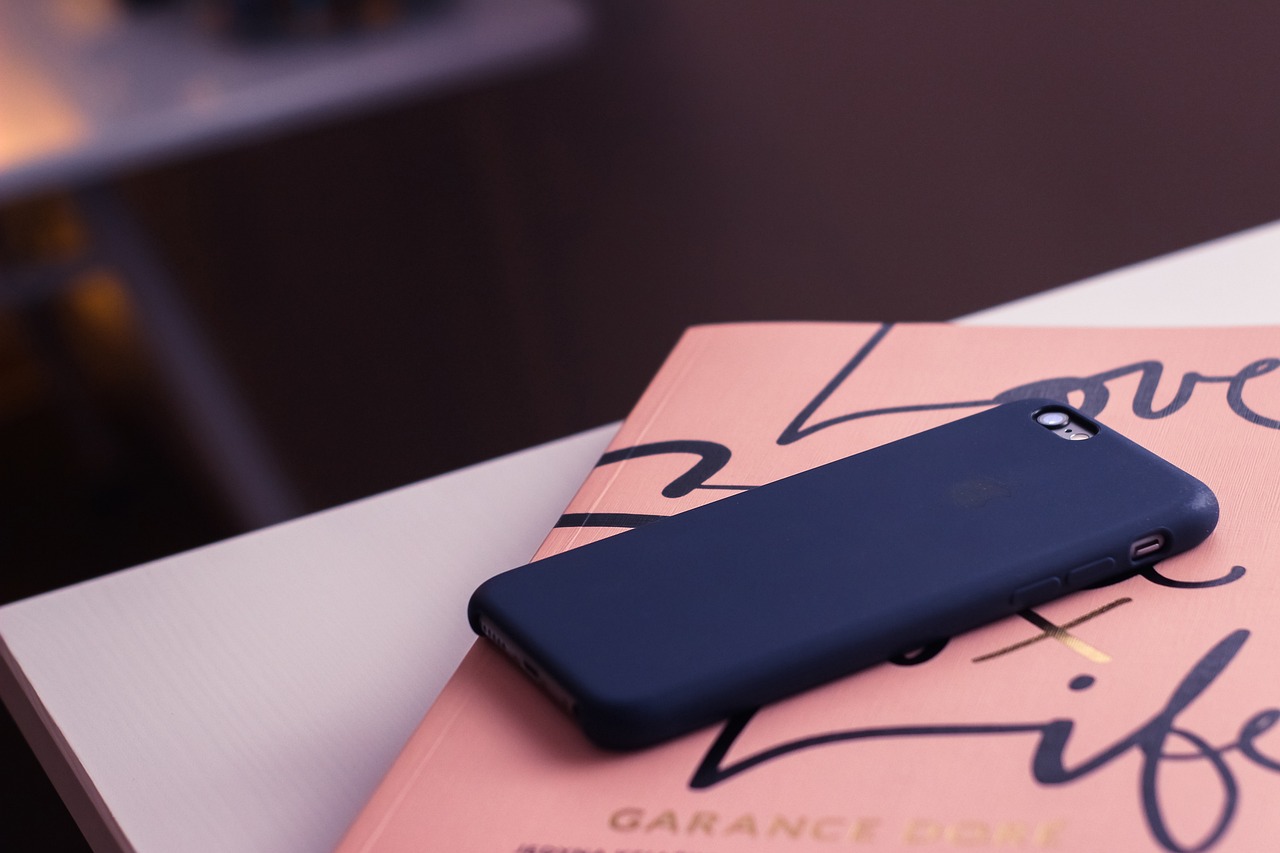 华强北作为中国著名的电子元器件与数码产品集散地，其手机批发市场价格具有以下特点，但需特别注意