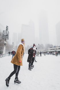 济南暴雪后公园变身滑雪场，冬日奇景与市民狂欢