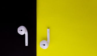 -全新短柄设计（比 AirPods Pro 短、比二代长）采用哑光塑料外壳，更贴合耳道；