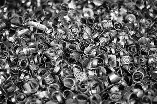 卵巢囊肿的治疗需根据囊肿的类型、大小、症状、患者年龄、生育需求以及是否存在恶性风险等因素个体化制定。以下是目前临床常用的处理原则和方法，供参考（不能替代面诊和医生的专业评估）