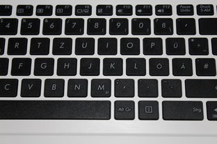 华硕（ASUS）笔记本整体表现优秀，是全球一线主流品牌之一，以做工扎实、设计创新、散热表现好、性价比高著称，但也存在一些因产品线丰富而带来的差异。以下是综合分析（截至2024年）