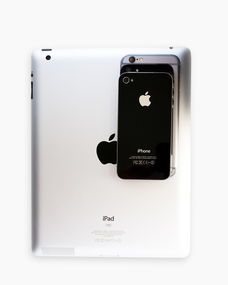 截至2021年，苹果（Apple）在中国大陆官方渠道销售的iPhone机型及起售价（人民币，国行版，官方标价，未含优惠活动）如下（以2021年12月最新在售机型为准）